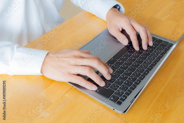 Fototapeta ノートPCで作業をする男性