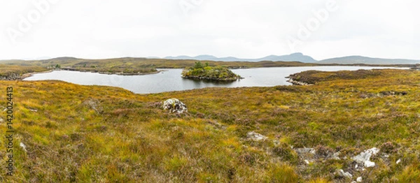 Fototapeta Panoramic viewpoint above Durness Beach, powerful waves crash against golden sand and striking rocks rise along the shore. A wild, breathtaking coastal scene in the heart of the Scottish Highlands.