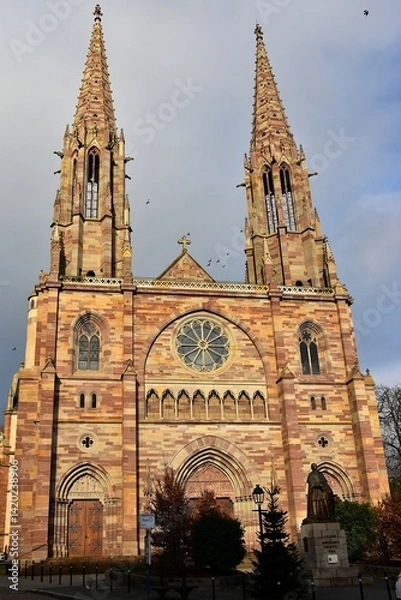 Fototapeta La façade de l’église Saint-Pierre-et-Paul à Obernai en Alsace