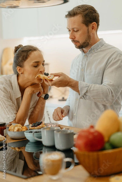 Obraz A couple having breakfast in the kitchen