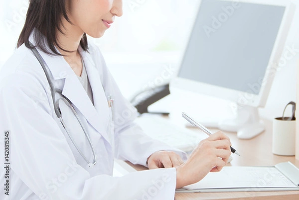 Obraz デスクに座る白衣の女性医師