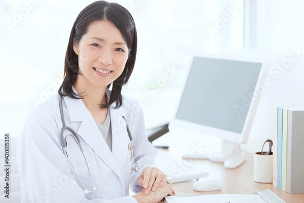 Obraz デスクに座る白衣の女性医師