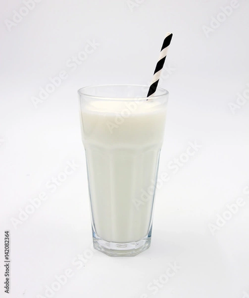 Fototapeta Glas Milch / Milchglas mit Strohhalm gestreift schwarz-weiß - Hintergrund freigestellt / background isolated