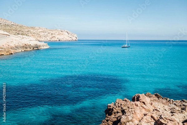 Fototapeta Paysage de Majorque aux Baléares. Mer méditerranée. Kayaking et voilier sur l'eau bleu tropicale. Littoral rocheux et côte sauvage. Loisir de vacances. Bateau de vacanciers. Canoë. Cala Clara Beach