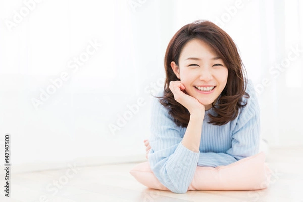 Fototapeta 部屋でリラックスする女性