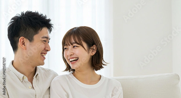 Fototapeta 笑顔で寄り添い見つめ合う若い男女のカップル。友達、パートナー、恋人、結婚、新婚イメージ。