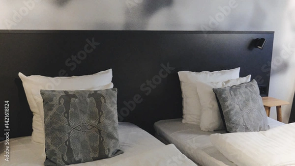Fototapeta 枕とクッションを置いたベッド周辺