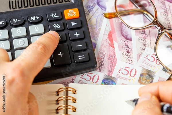 Obraz British Pounds, Calculator and Money File, Financial Settlements, Household Budget, Taxes, UK Currency Exchange Rate, Financial Analysis, Economic and Business Concept