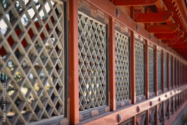 Obraz 社殿を取り囲む朱色の壁