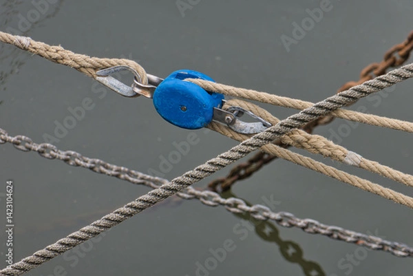 Obraz poulie et cordages d'un vieux gréement