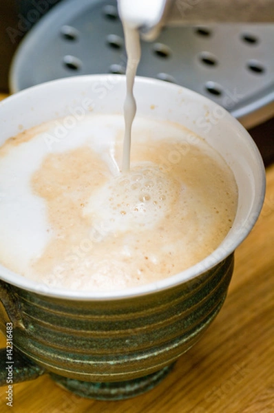 Obraz närbild på när en caffelatte tillverkas