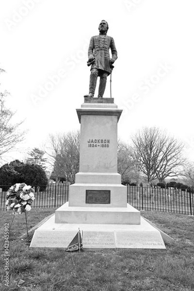Fototapeta Grave and Statue of Thomas Jonathan "Stonewall" Jackson.