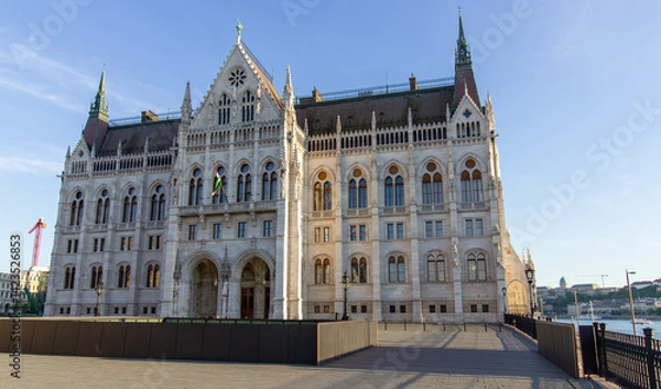 Fototapeta Detailed exterior views of the Hungarian Parliament Building in Budapest showcasing neo-Gothic architecture, pointed spires, arches, and ornate stonework