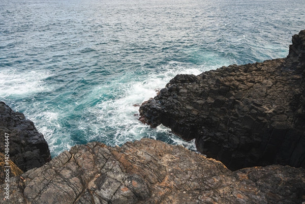 Obraz waves crashing on rocks