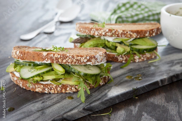Fototapeta Vollkornbrot mit Avocado