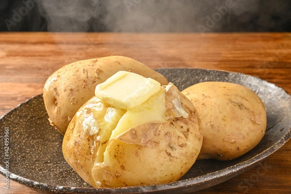 Obraz 蒸したじゃがいもにバターをのせる