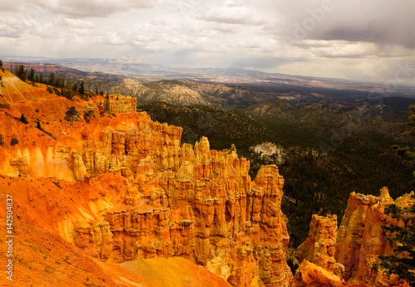 Fototapeta Bryce Canyon National Park, a sprawling reserve in southern Utah, is known for crimson-colored hoodoos, which are spire-shaped rock formations.