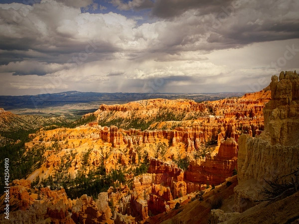Fototapeta Bryce Canyon National Park, a sprawling reserve in southern Utah, is known for crimson-colored hoodoos, which are spire-shaped rock formations.