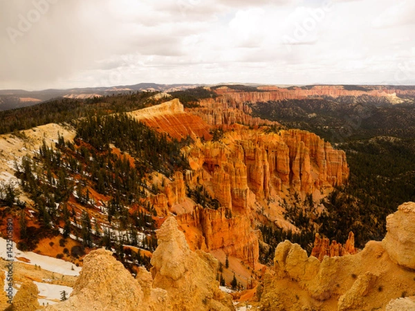 Fototapeta Bryce Canyon National Park, a sprawling reserve in southern Utah, is known for crimson-colored hoodoos, which are spire-shaped rock formations.