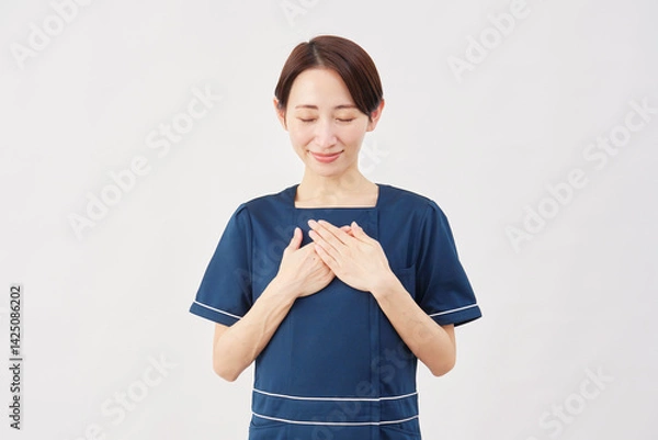 Obraz 女性　美容看護師　安心する　白背景