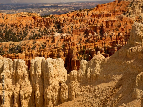 Fototapeta Bryce Canyon National Park, a sprawling reserve in southern Utah, is known for crimson-colored hoodoos, which are spire-shaped rock formations.