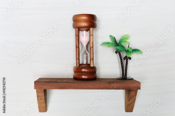 Fototapeta ウォールシェルフと砂時計と椰子の木