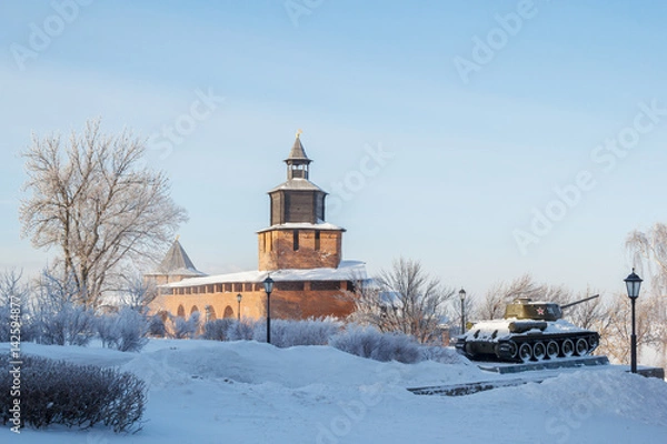 Fototapeta Вид на Часовую башню и памятник танку Т-34 в Нижегородском кремле зимой