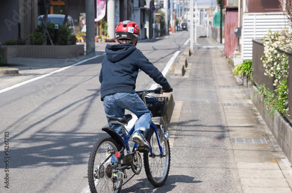 Obraz 自転車で路地を快走する少年