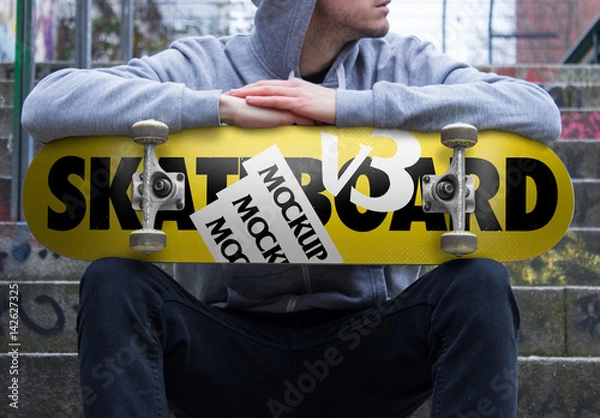 Fototapeta Siedząca łyżwiarka z makietą planszy 2