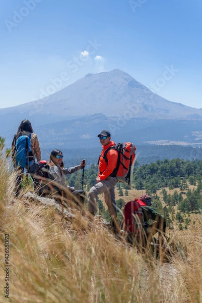 Obraz Hikers resting with popocatepetl volcano in the background
