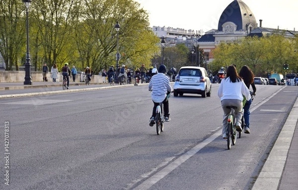 Obraz  Cyclists on the roads of Paris.