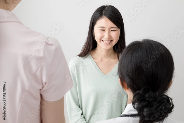 Fototapeta 妊婦健診を受ける女性、喜ぶ、医者、女医、看護師