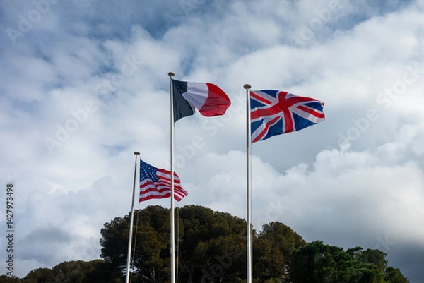 Obraz les drapeaux de la France, du Royaume-Uni et des Etats-Unis sont accrochés cote à cote et flottent dans le ciel