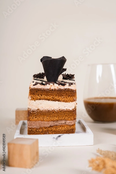 Obraz A Slice Of Cake Topped With Chocolate On Top With An Elegant Background Looks Aesthetic And Very Appetizing.