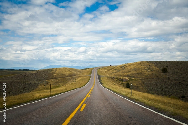 Fototapeta Otwarta droga z błękitnym niebem i chmurami, Montana