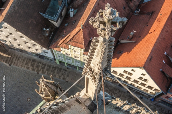 Obraz Ausblick vom Hauptturm der Reutlinger Marienkirche mit Fialen auf Häuserzeile mit Giebelseiten und menschenleere Einkaufsstraße