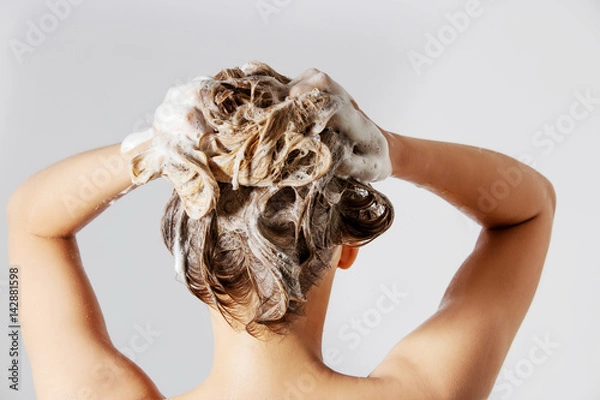 Obraz Kobieta myje swoje blond włosy