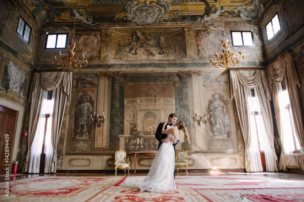 Obraz Bride and groom in a room with frescoes in Venice