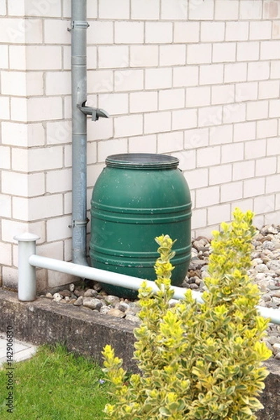 Fototapeta Regenfass im Hochformat