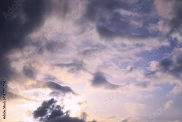 Fototapeta おもしろい形の雲と太陽の競演