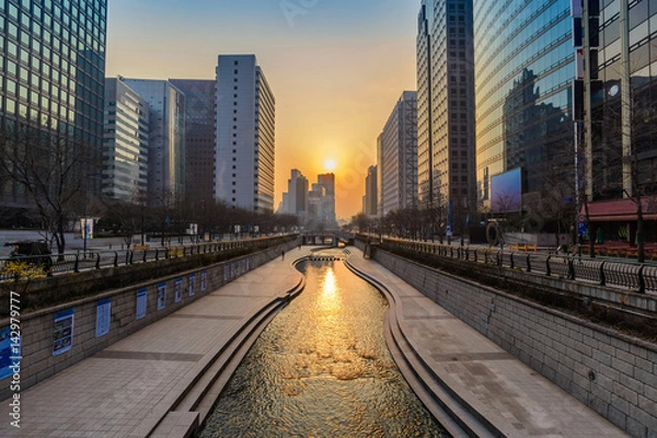 Obraz Cheonggyecheon Stream i panoramę miasta Seul o wschodzie słońca, Seul, Korea Południowa