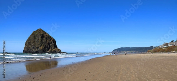 Obraz Panoramic view of the iconic Haystack Rock and Cannon Beach in Oregon on a clear sunny day.