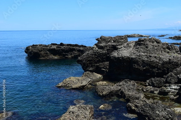 Fototapeta 庄内海岸 ／ 奇岩怪石の磯が続く、山形県庄内海岸の岩場風景です。