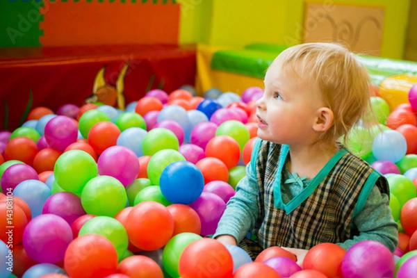 Obraz a small child in the pool