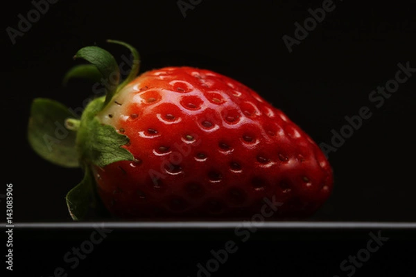 Obraz strawberry on black dish 