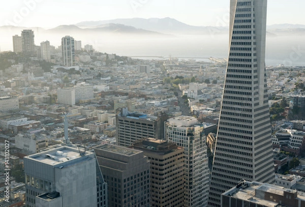Fototapeta Widok z lotu ptaka na centrum San Francisco i zatokę San Francisco. Dzielnica finansowa i zamglona zatoka San Francisco w tle. Zrobione z najwyższego piętra wieżowca w centrum miasta.
