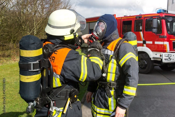 Fototapeta Feuerwehrmänner bereiten sich auf Einsatz vor