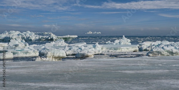 Fototapeta Russia. The western coast of Sakhalin Island. The picturesque last ice in the spring Sea of Okhotsk.