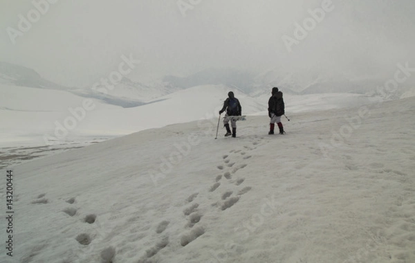 Obraz Tourists in a winter mountain
