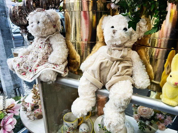 Obraz Two plush teddy bears displayed in a shop window with decorative elements